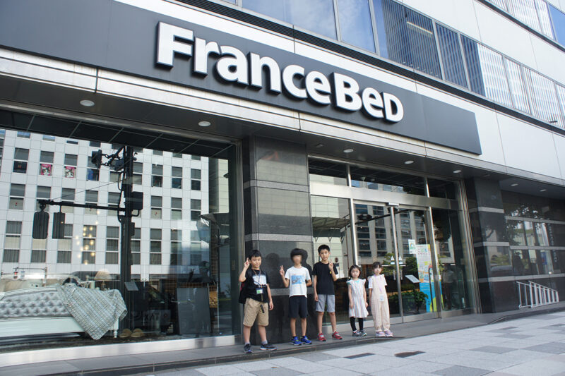 フランスベッドこどもデザインコンペ展示会場記念写真